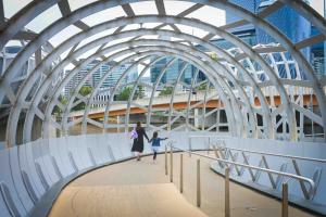 Girl and mother on Eel Bridge