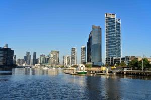 River scene general and Yarra s Edge