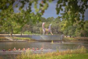 Rowers near Angel statue